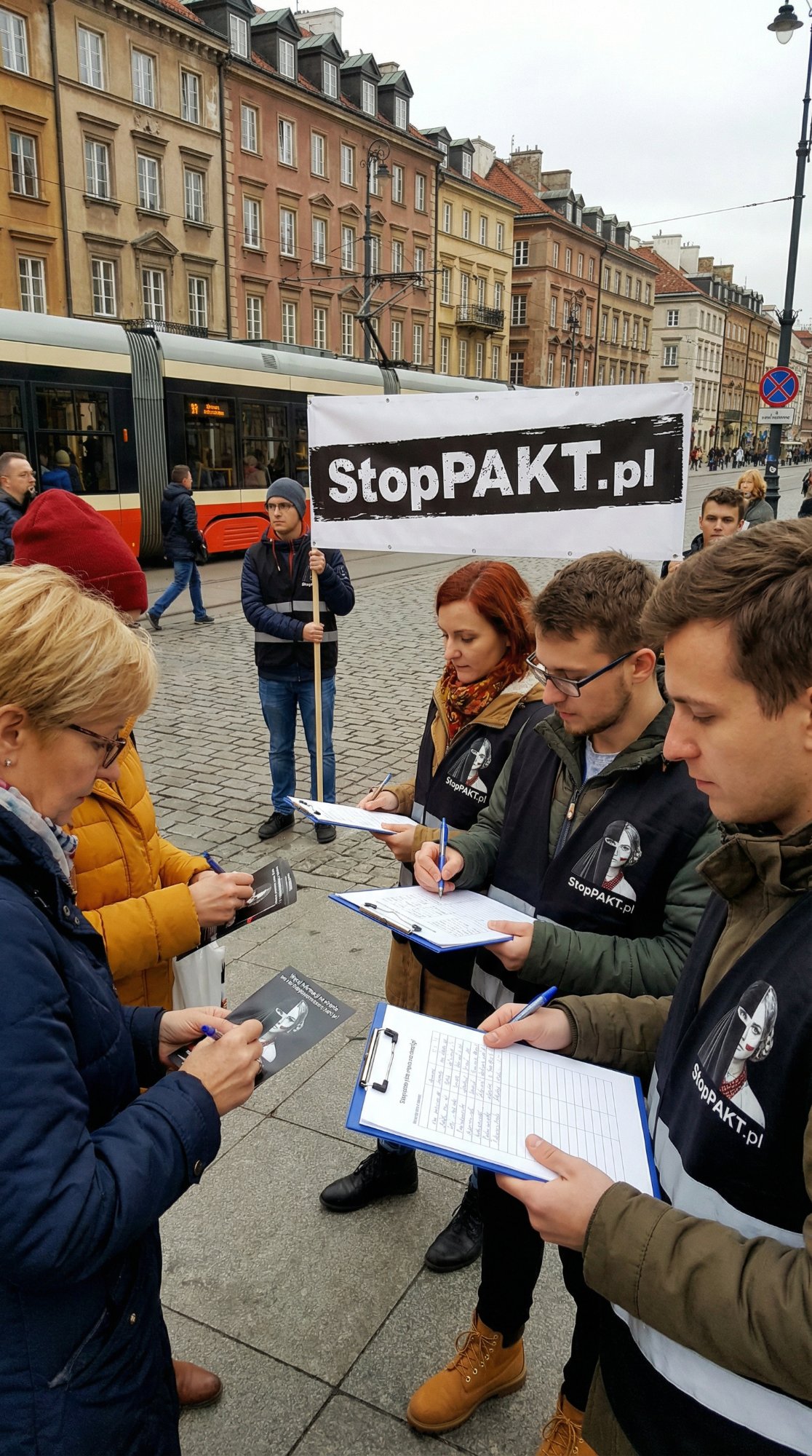 Wolontariusze StopPAKT zbierają podpisy na ulicach Warszawy